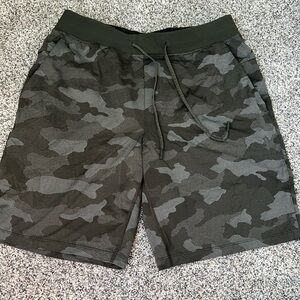 Lululemon Men’s Large T.H.E shorts lined 9”